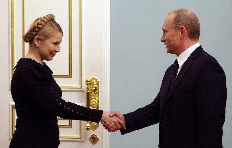 Den russiske premierminister Vladimir Putin giver hånd til Julia Timoshenko i dag i Moskva. 
