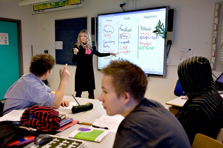 Kristine Langstrup, der er klasselærer for 9.b ogg it-vejleder på Usserød Skole, tilhører det mindretal af lærere, der bruger de nye smartboards. 