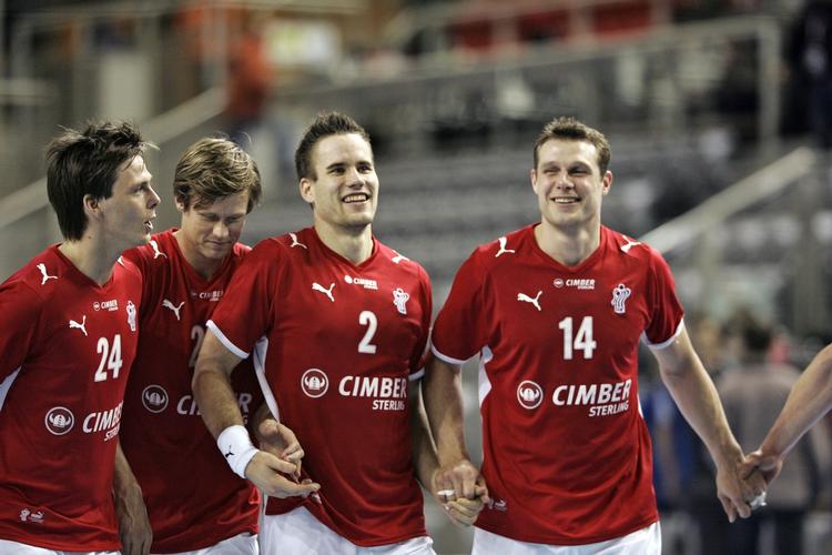 Hans Lindberg, Kasper Søndergaard, Thomas Mogensen og Michael Knudsen hilser på de danske tilskuere efter storsejren over Brasilien. 