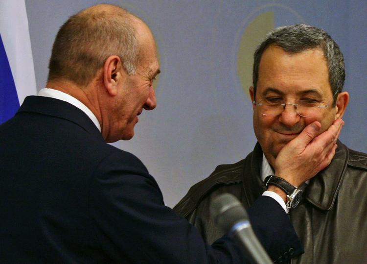 Israels premierminister, Ehud Olmert (tv.) sammen med sin forsvarsminister, Ehud Barak, ved pressemødet lørdag aften, hvor Israels ensidige våbenhvile blev erklæret. 