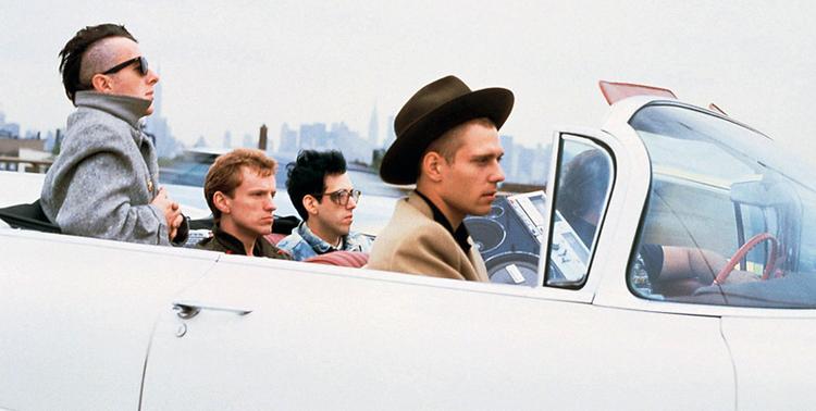 The Clash kørte fra Manhattan ud til Shea Stadium i en hvid Cadillac convertible, hvor fans som David Bowie og Andy Warhol ventede. 