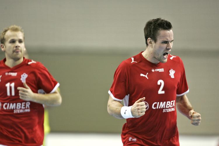 Danmarks Thomas Mogensen jubler efter en scoring. Til venstre ses Anders Eggert Jensen. 
