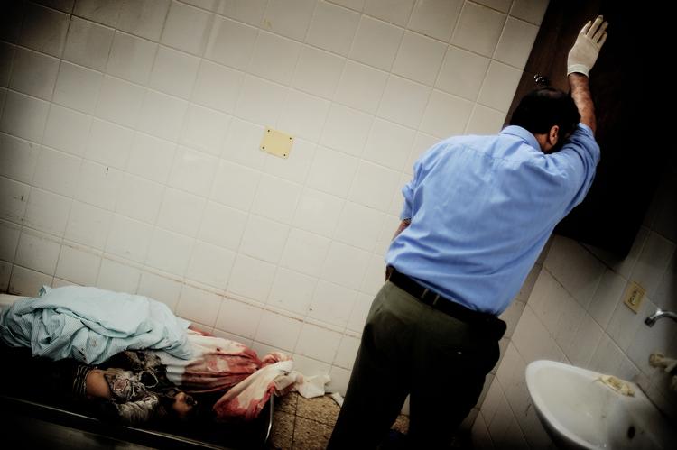 Ziyad Abu Hassanein har til opgave at få ligene til at se nogenlunde præsentable ud inden begravelsen. Det værste blod vaskes af og sønderrevne kropsdele dækkes til, så ligene udstråler en vis værdighed. 