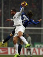 Inters Adriano (tv.) i duel med Atalanats Thomas Manfredini. 