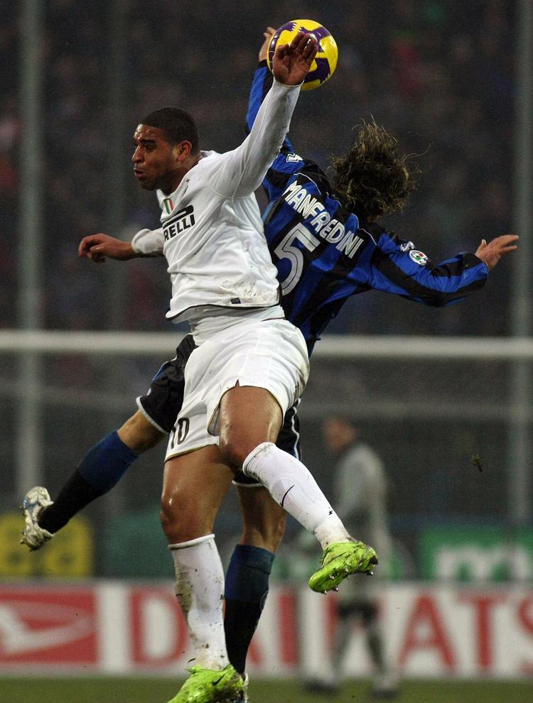Inters Adriano (tv.) i duel med Atalanats Thomas Manfredini. 