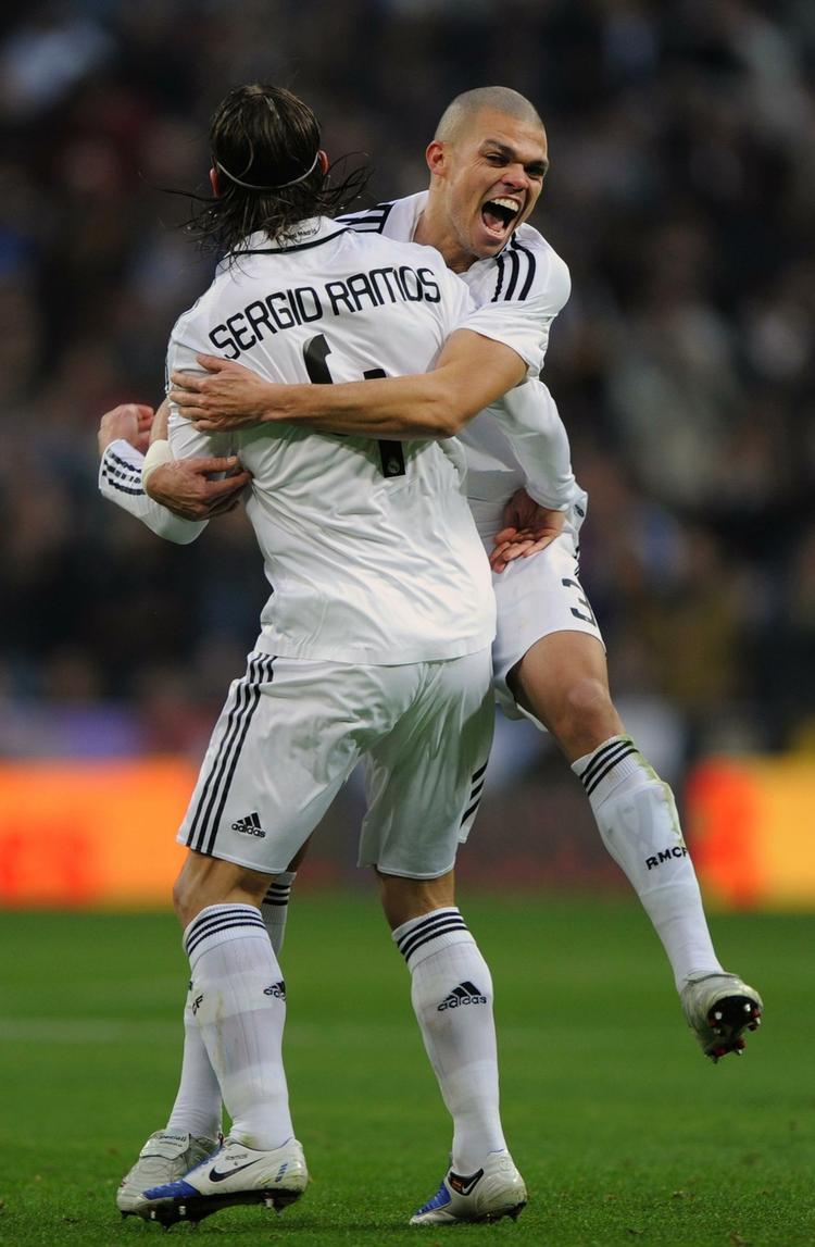 Real Madrids Sergio Ramos (tv.) fejrer sit mål sammen med Pepe. 