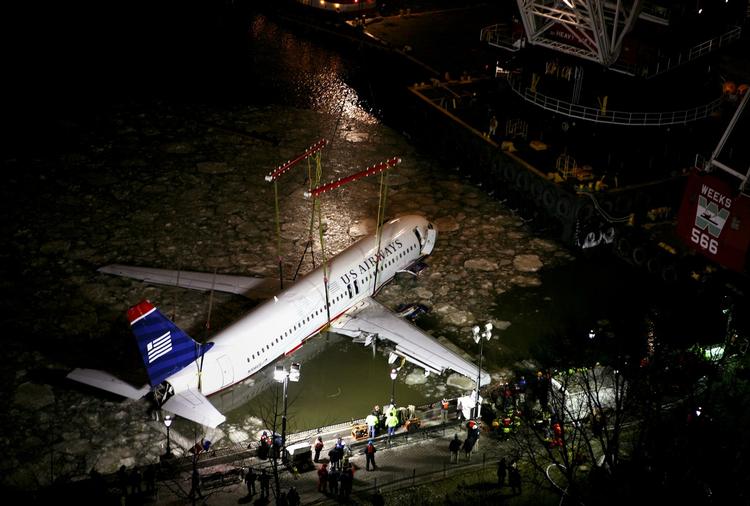 I dag er flyet, en Airbus 320, blevet hævet fra Hudson-floden, og de sorte bokse, blevet bjærget. 