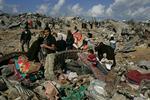 Palæstinensere i murbrokkerne efter at israelerne i dag trak de første soldater ud af Gaza. 