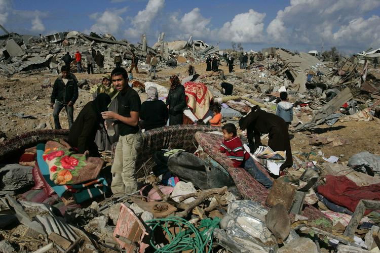 Palæstinensere i murbrokkerne efter at israelerne i dag trak de første soldater ud af Gaza. 