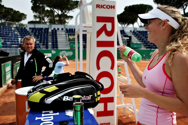 Den danske tennisspiller Caroline Wozniacki ses her under træning med træner og far Piotr Wozniacki. Arkivfoto. 
