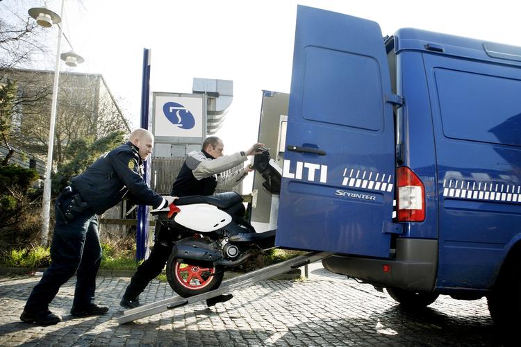 Politiets razziaer fanger en del ulovlige knallerter - men langt fra alle. Nu vil  justitsministeren gøre det sværere at få kørekort til bil, hvis man er en knallertbølle. 
