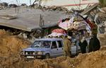 Familier i Gaza er begyndt at lede efter deres slægtninge i de ødelagte byer. 