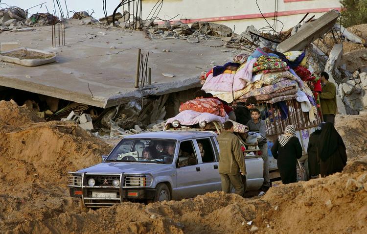 Familier i Gaza er begyndt at lede efter deres slægtninge i de ødelagte byer. 