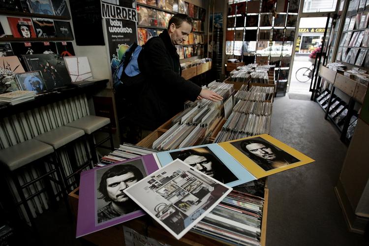 Peter Sommer er en af de kunstnere, der udgav sit seneste album på lp. Billedet er taget i pladebutikken Route 66 på Fælledvej i København. 