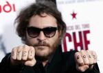 Joaquin Phoenix ses her til premiere på filmen 'Che' med ordene 'good' og 'bye' skrevet på sine knoer. Det var her, han bekræftede sit farvel til film. Nu siger han i stedet 'hello' til en rapkarriere. Arkivfoto. 