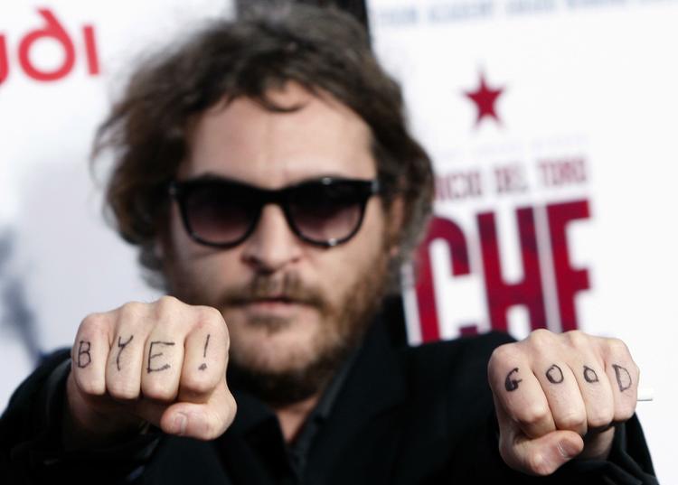 Joaquin Phoenix ses her til premiere på filmen 'Che' med ordene 'good' og 'bye' skrevet på sine knoer. Det var her, han bekræftede sit farvel til film. Nu siger han i stedet 'hello' til en rapkarriere. Arkivfoto. 