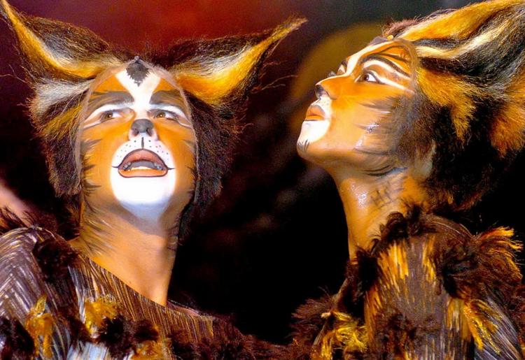 Snart skal du kunne synge med på populære musicals som Cats, Evita og Phantom of the Opera. De skal nemlig udvikles til syngespil. 