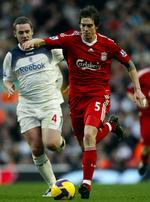 Daniel Agger (til højre i rødt) vil ifølge manager Benitez gerne blive i Liverpool. Arkivfoto. 