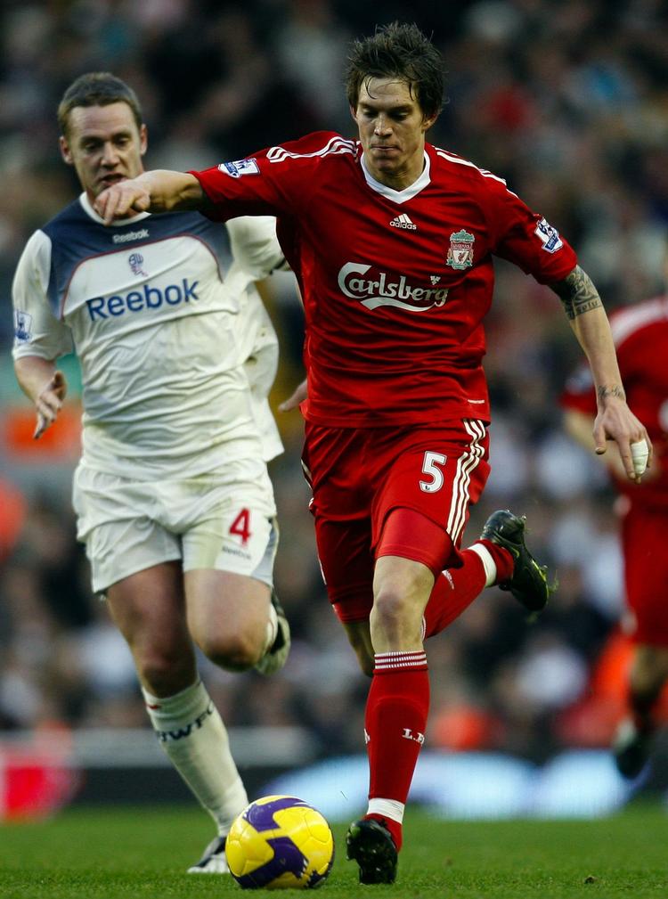 Daniel Agger (til højre i rødt) vil ifølge manager Benitez gerne blive i Liverpool. Arkivfoto. 