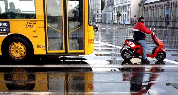 Forslaget om at knallerter, der i dag må køre 30 km/t, fra næste år kun må køre 25 km/t, vil få flere til at bore og tune deres knallert, lyder kritikken. 