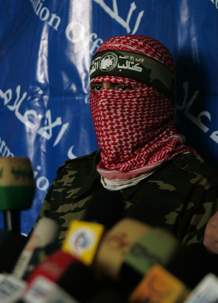 På et pressemøde siger Abu Ibaida, som er talsmand for Hamas' militære gren, at Hamas er klar til  at opruste. 
