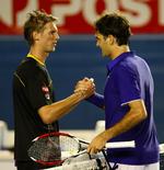 Andreas Seppi siger tak for akmpen til Roger Federer (til højre). 