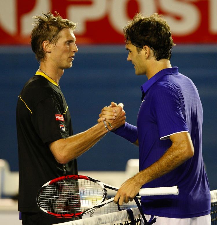 Andreas Seppi siger tak for akmpen til Roger Federer (til højre). 