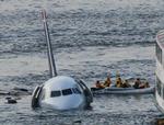 Alle passagerer kom ud i live, da dette Airbus 320-passagerfly måtte nødlande i Hudson-floden i torsdags. 