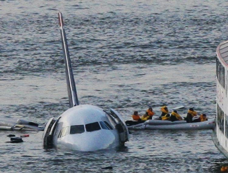 Alle passagerer kom ud i live, da dette Airbus 320-passagerfly måtte nødlande i Hudson-floden i torsdags. 