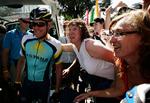 Tilskuere i titusindvis fulgte første etape af Tour Down Under. Ikke mindst for at se den syvfoldige Tour de France-vinder Lance Armstrong, der har genoptaget sin karriere. 