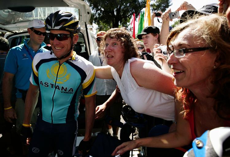 Tilskuere i titusindvis fulgte første etape af Tour Down Under. Ikke mindst for at se den syvfoldige Tour de France-vinder Lance Armstrong, der har genoptaget sin karriere. 