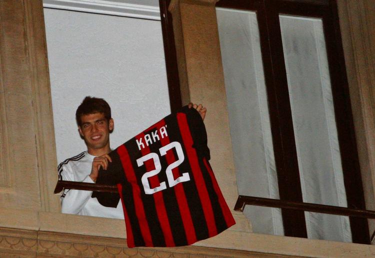 Milans brasilianske stjerneangriber vifter med sin Milan-trøje fra et vindue i sit hjem. 