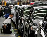 Det er ikke bare de amerikanske bilgiganter, som er i krise. Toyota mærker også, at den verdens omspændende økonomiske krise har lagt en dæmper på bilsalget. 