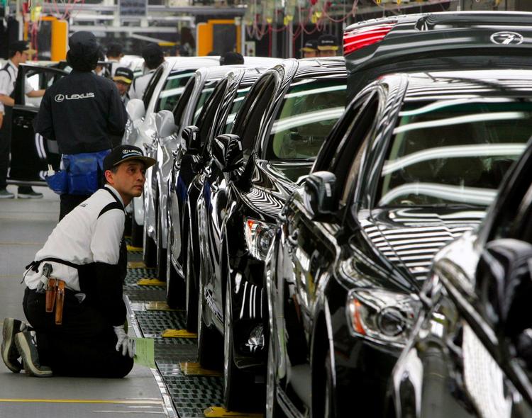 Det er ikke bare de amerikanske bilgiganter, som er i krise. Toyota mærker også, at den verdens omspændende økonomiske krise har lagt en dæmper på bilsalget. 
