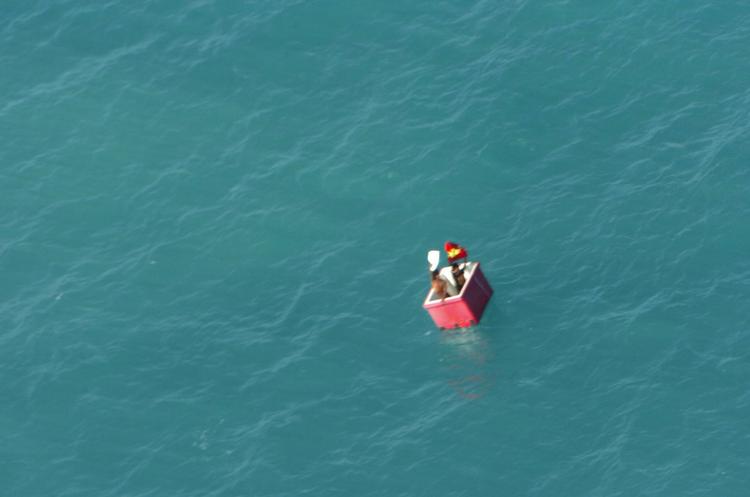 De to overlevende er her fotograferet fra redningshelikopteren, kort inden de blev reddet op af iskassen, som blev deres redning i de 25 dage, de drev omkring på havet. 