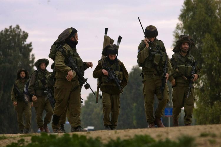 Israelske soldater på patrulje langs grænsen til Gaza. 