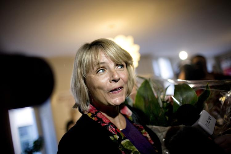 Hanne-Vibeke Holst fik prisen i sit kontor i det indre København, mens kameraerne snurrede. 