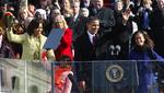Barack Obama med sin hustru og døtre efter edsaflæggelsen. 
