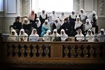 På fredag behandler Folketinget regeringens forslag om at forbyde dommere at bære tørklæde og andre religiøse symboler. Billedet er fra en tidligere debat i Folketinget, som blev overværet af muslimske piger. 