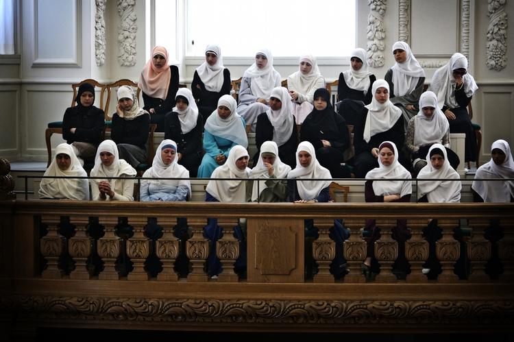 På fredag behandler Folketinget regeringens forslag om at forbyde dommere at bære tørklæde og andre religiøse symboler. Billedet er fra en tidligere debat i Folketinget, som blev overværet af muslimske piger. 