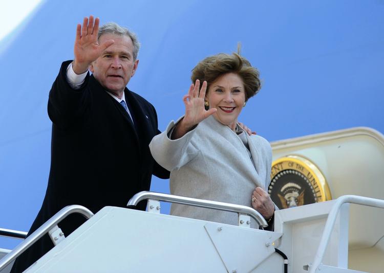George W. Bush og fru Laura på vej hjem til Texas. 