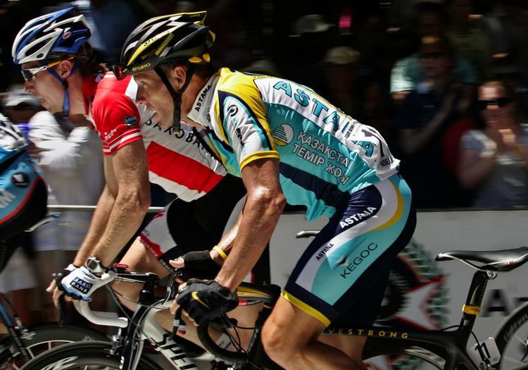 Den syvdobbelte vinder af Tour de France, Lance Armstron, bliver presset af danske Team Saxo Bank. 