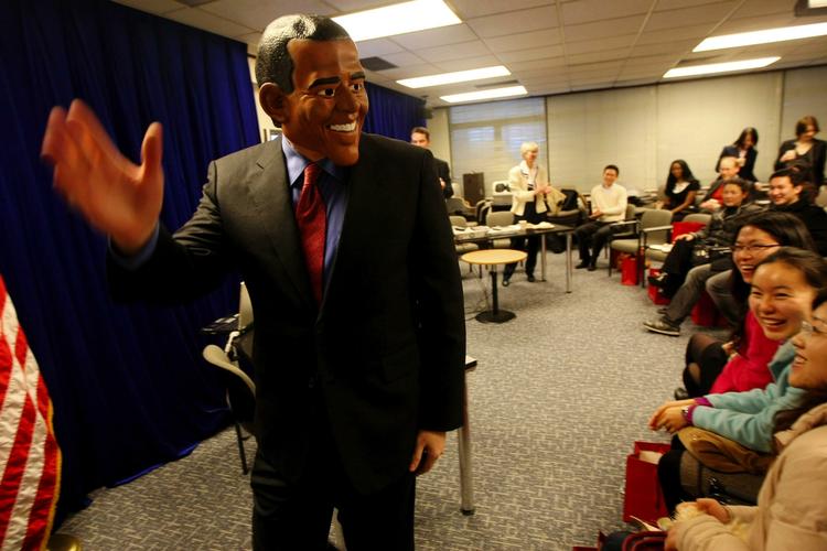Det amerikanske generalkonsulat i Shanghai lod 'præsident' Obama indsætte for en gruppe inviterede kinesere. 