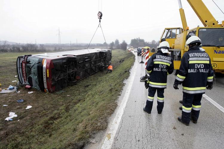 A Danish bus carrying 55 students tumbled onto its side early this morning near Porec i Croatia. 10-12 students have minor injuries and are being treated in hospital. 