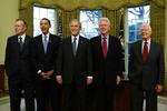 Den nyvalgte præsident Barack Obama omgivet af ex-præsidenterne George W. Bush, George H. W. Bush, Bill Clinton og Jimmy Carter. Billede fra det ovale værelse i Det Hvide Hus. 