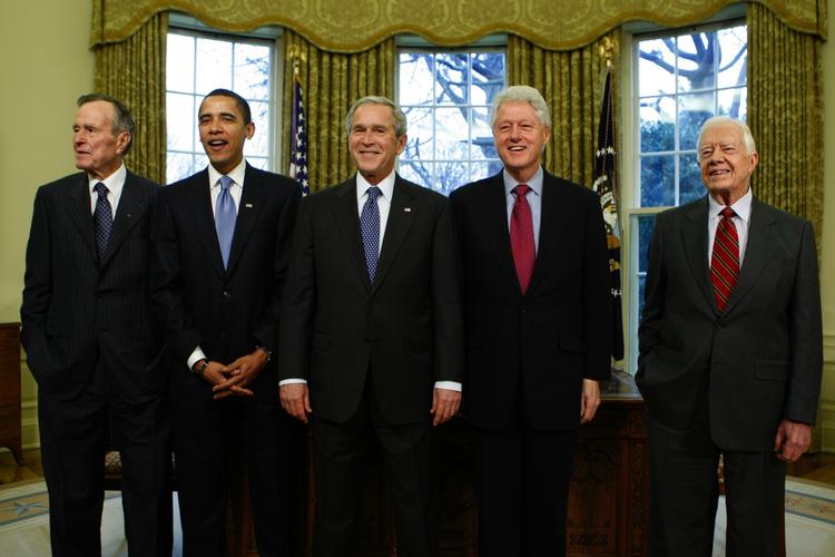 Den nyvalgte præsident Barack Obama omgivet af ex-præsidenterne George W. Bush, George H. W. Bush, Bill Clinton og Jimmy Carter. Billede fra det ovale værelse i Det Hvide Hus. 