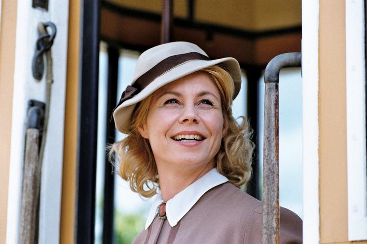 Ida (spillet af Anne Louise Hassing) er den unge, målrettede pige fra Ringkøbing, der drager mod storbyen med klare planer for sin fremtid. 