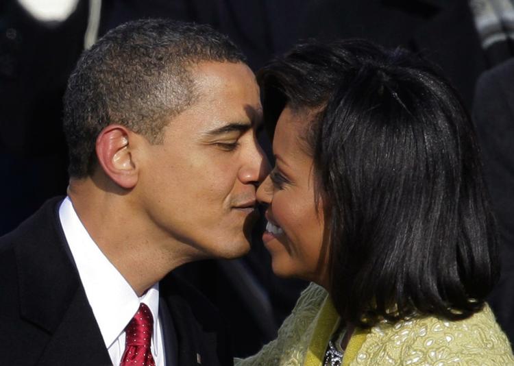 Barack Obama stjæler et kys hos hustruen Michelle efter indsættelsesceremonien, som flest danskere fulgte på enten DR eller TV 2 - det kommer lidt an på, hvem du spørger. 