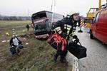 En skolebus med danske gymnasieelever styrtede tidligt i morges i grøften på vej mod en VM-kamp i Kroatien. 