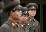 Nordkoreanske grænsevagter ved delingslinjen mellem Nord- og Sydkorea. 